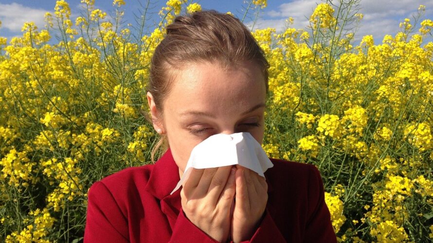 花粉で顔がかゆい…。花粉症の肌荒れで40～50代が心がけているスキンケア対策